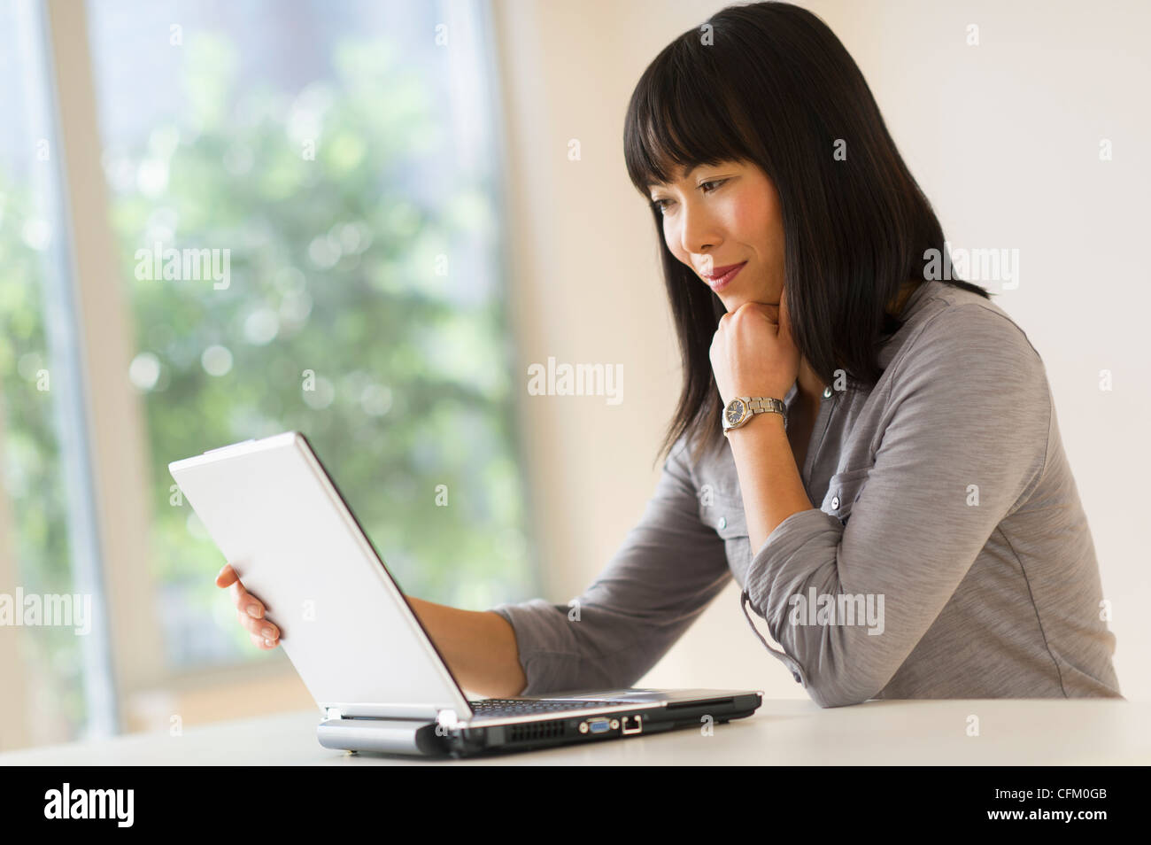 USA, New Jersey, Jersey City, Smiling Frau mit laptop Stockfoto