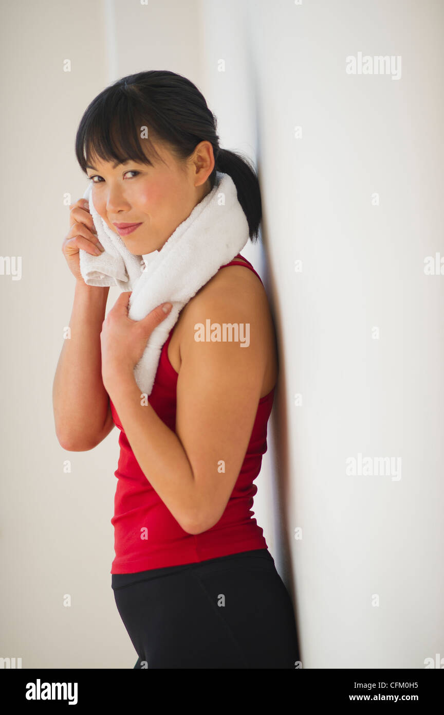 USA, New Jersey, Jersey City, Mitte Erwachsene Frau im Fitness-Studio Stockfoto