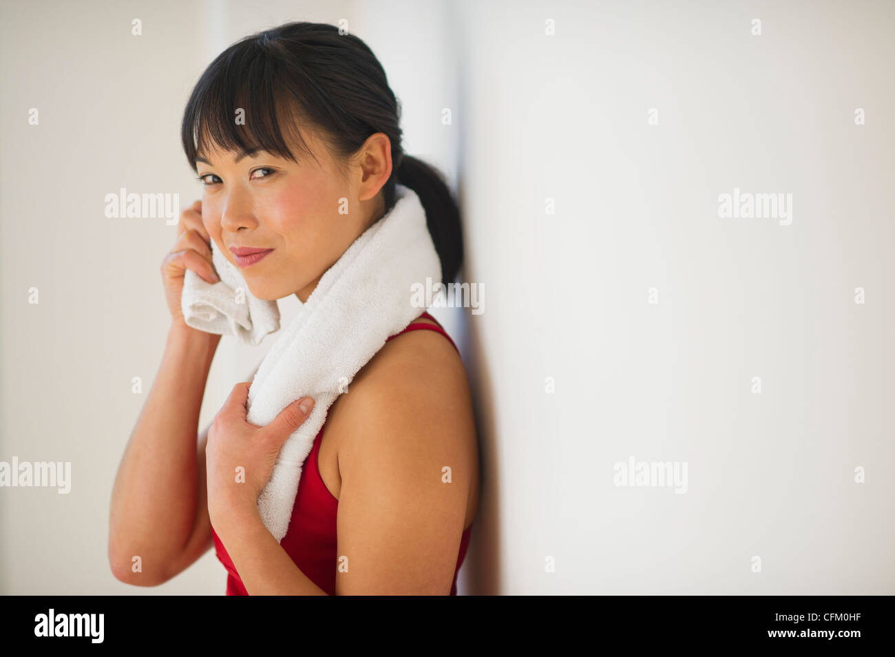 USA, New Jersey, Jersey City, Mitte Erwachsene Frau im Fitness-Studio Stockfoto