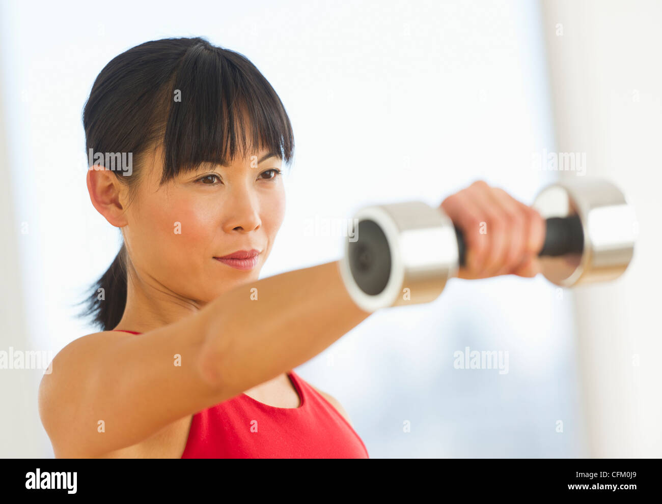 USA, New Jersey, Jersey City, Mitte Erwachsene Frau, die das Training mit Hanteln Stockfoto