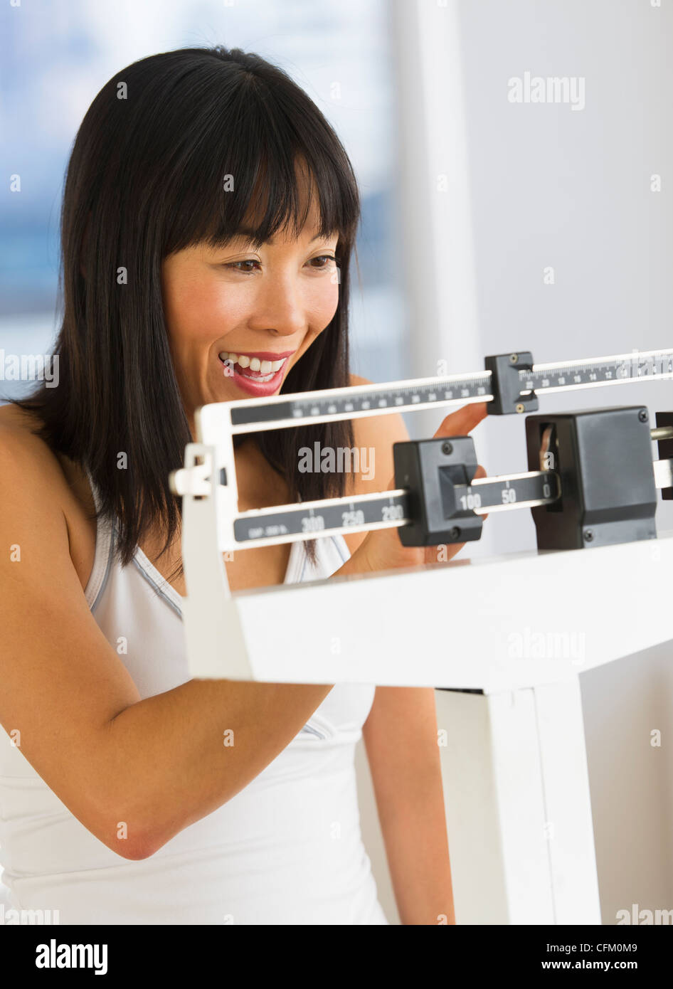 USA, New Jersey, Jersey City, Smiling-Frau, die ihr Gewicht kontrollieren Stockfoto