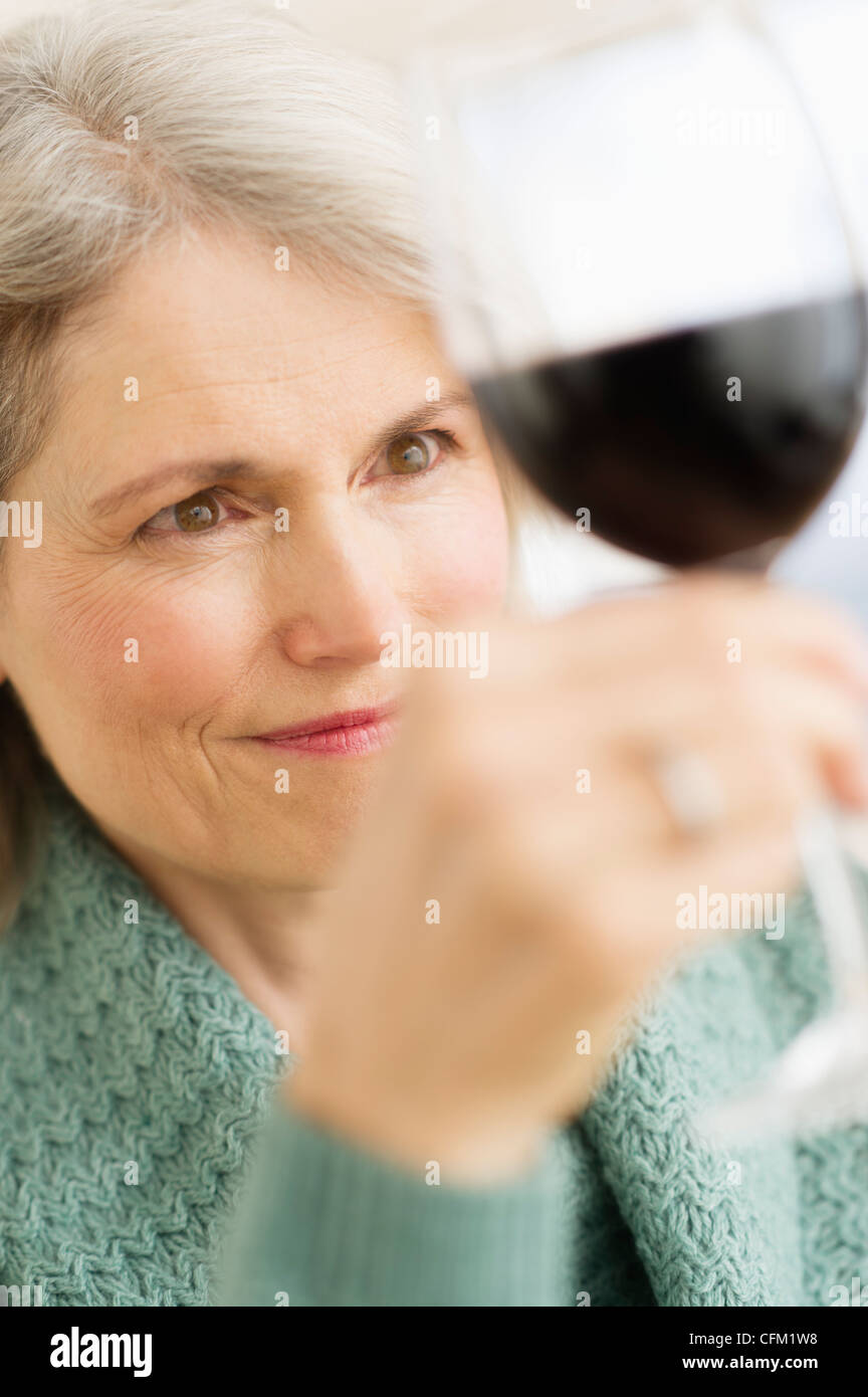 USA, New Jersey, Jersey City, Senior weiblichen Kenner Verkostung Rotwein Stockfoto