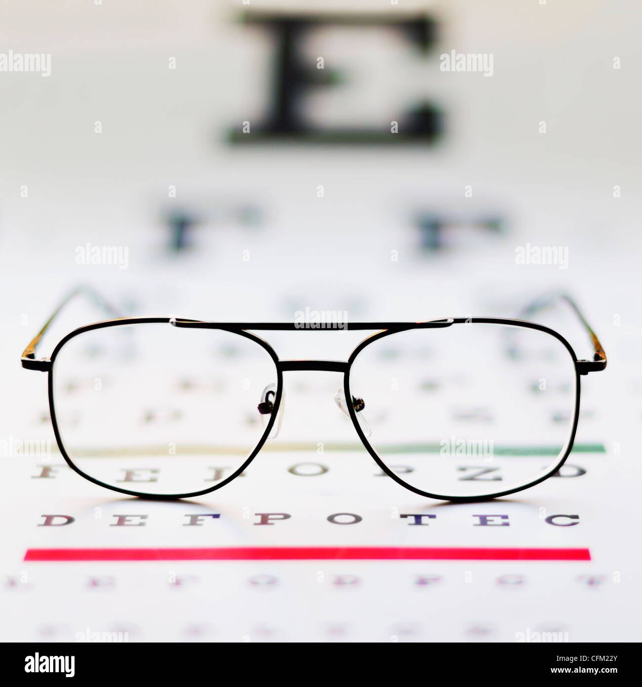Nahaufnahme der Brille auf der Sehtafel, Studioaufnahme Stockfoto