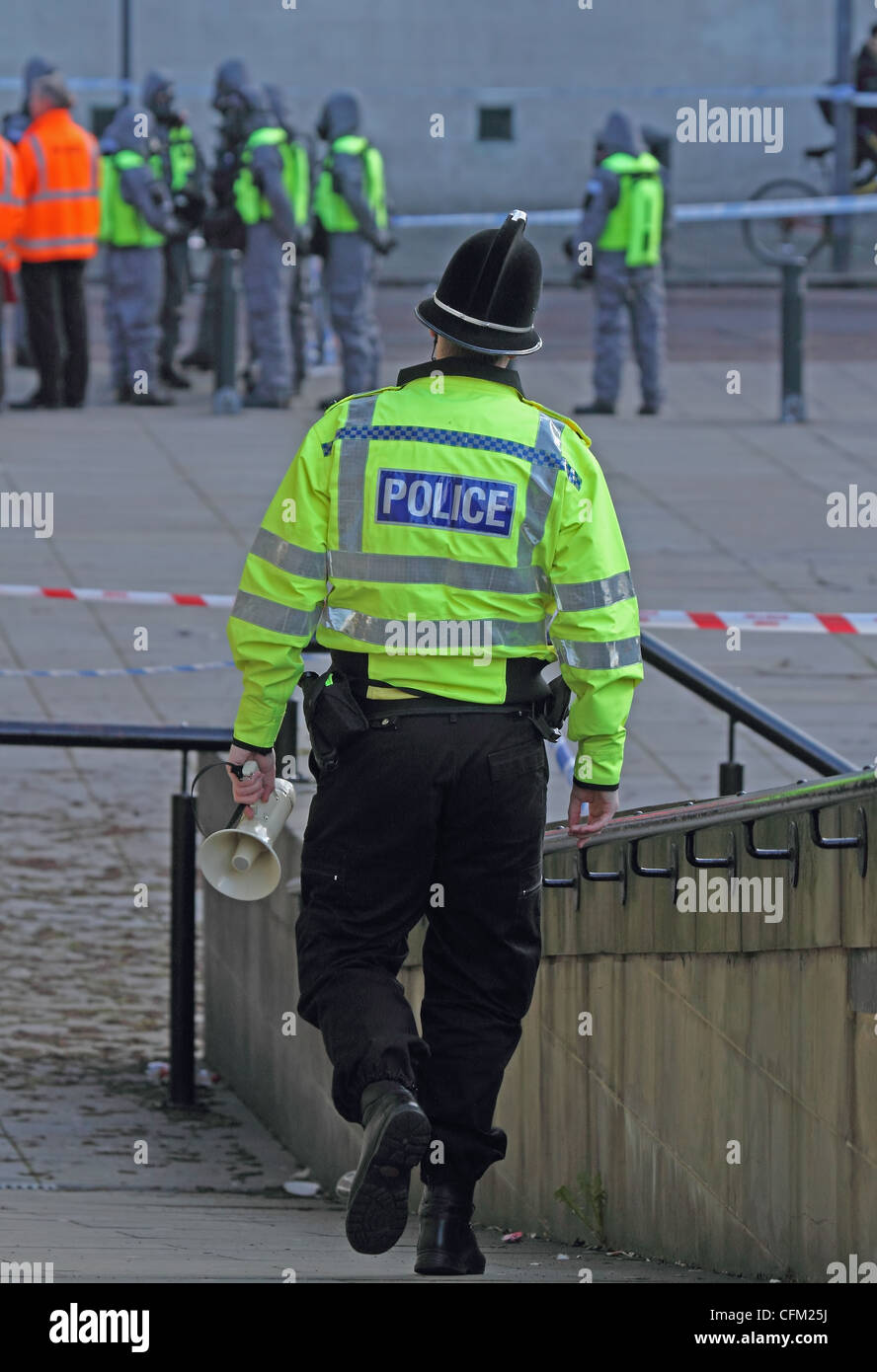 UK Polizei Polizist mit Megaphon Stockfoto