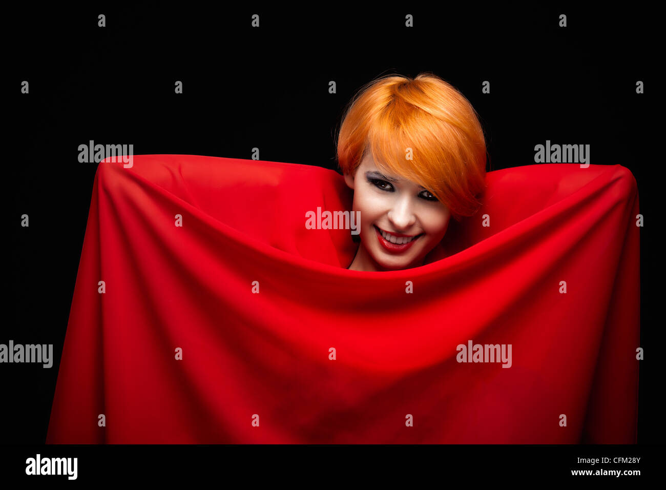 Schönes Mädchen in rotem Stoff gewickelt Stockfoto