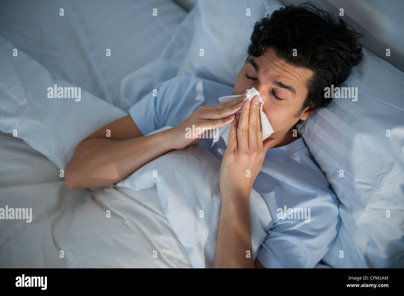 USA, New Jersey, Jersey City, Mann im Bett liegend und Nase Stockfoto