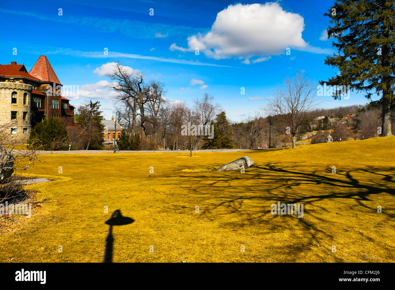 Mohonk Mountain House Gelände mit einigen historischen Gasthaus seitlich, an warmen Wintertag in New Paltz, New York, USA, März 2012 Stockfoto