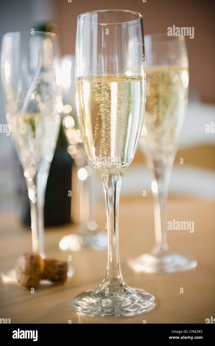 USA, New Jersey, Jersey City, Champagner Flöten und Kork auf Tisch Stockfoto