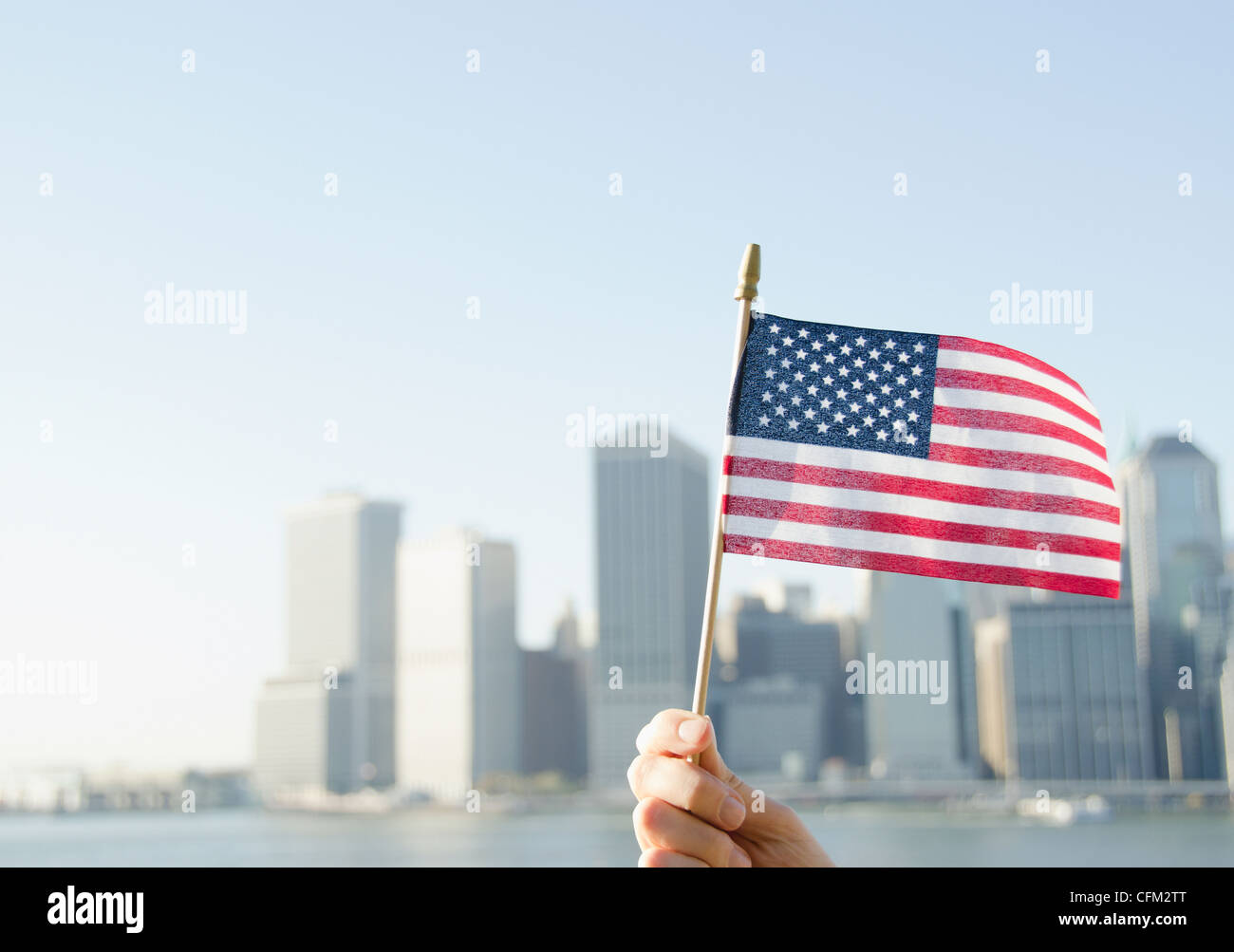 USA, Staat New York, New York City, Manhattan, Hand, die amerikanische Flagge Stockfoto