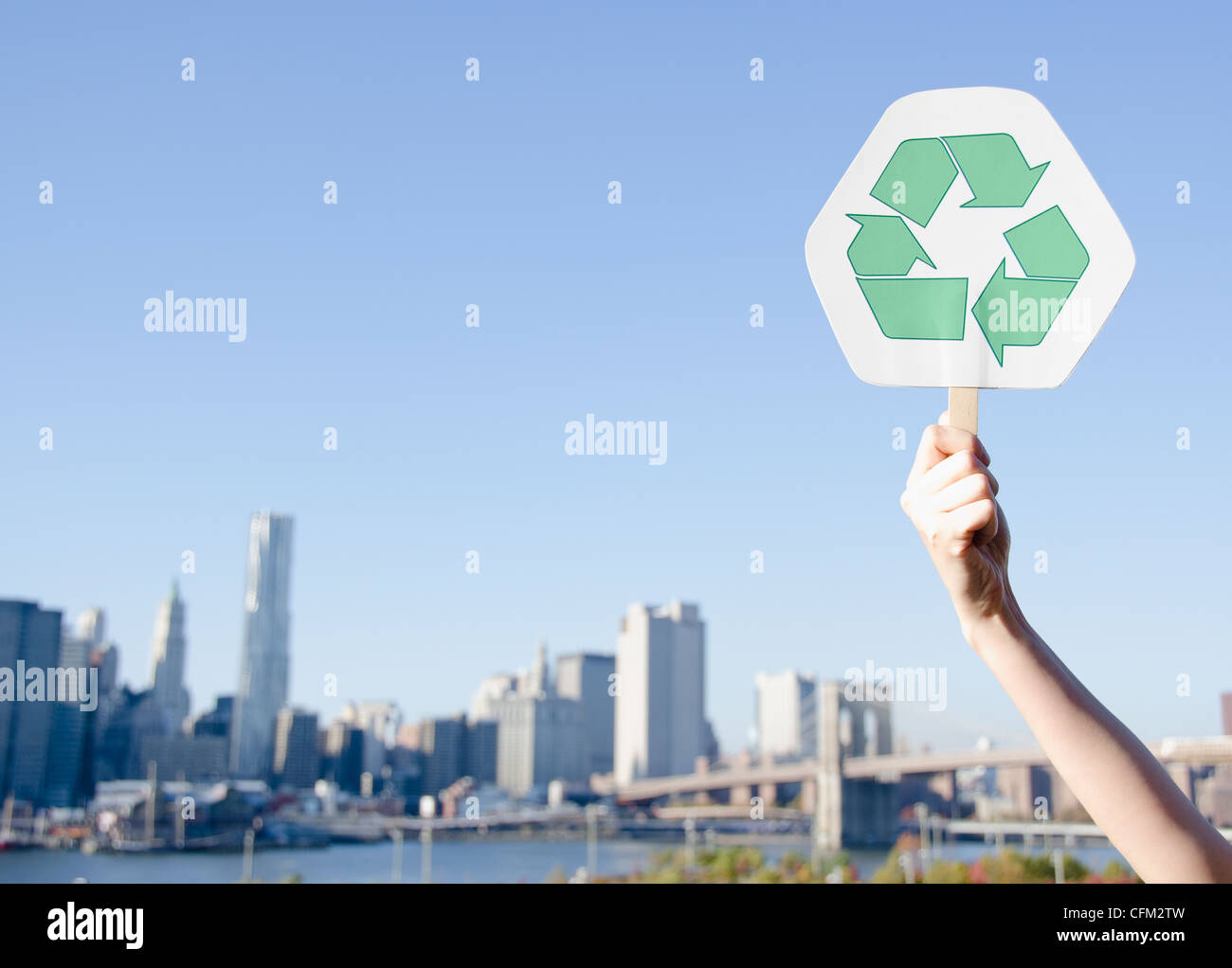 USA, Staat New York, New York City, Manhattan, Hand, die recycling-symbol Stockfoto