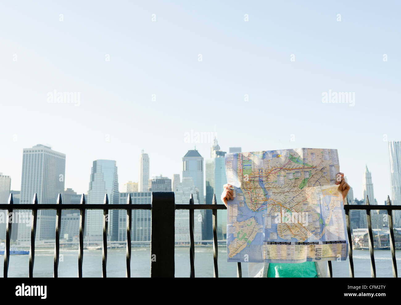 Frau hält, Brooklyn, New York State, New York City, USA Karte Stockfoto