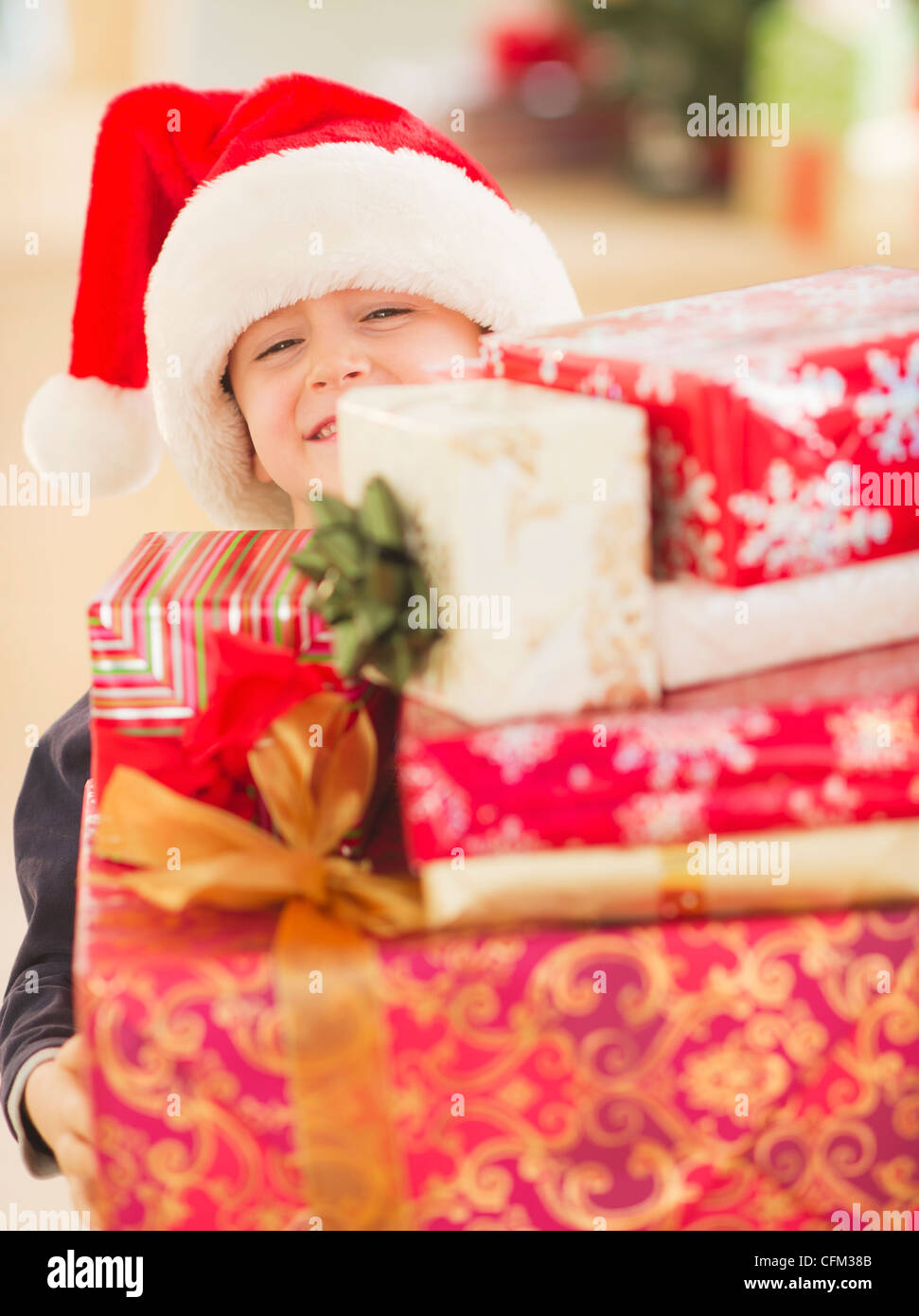 USA, New Jersey, Jersey City, tragenden Weihnachtsgeschenke Boy (6-7) Stockfoto