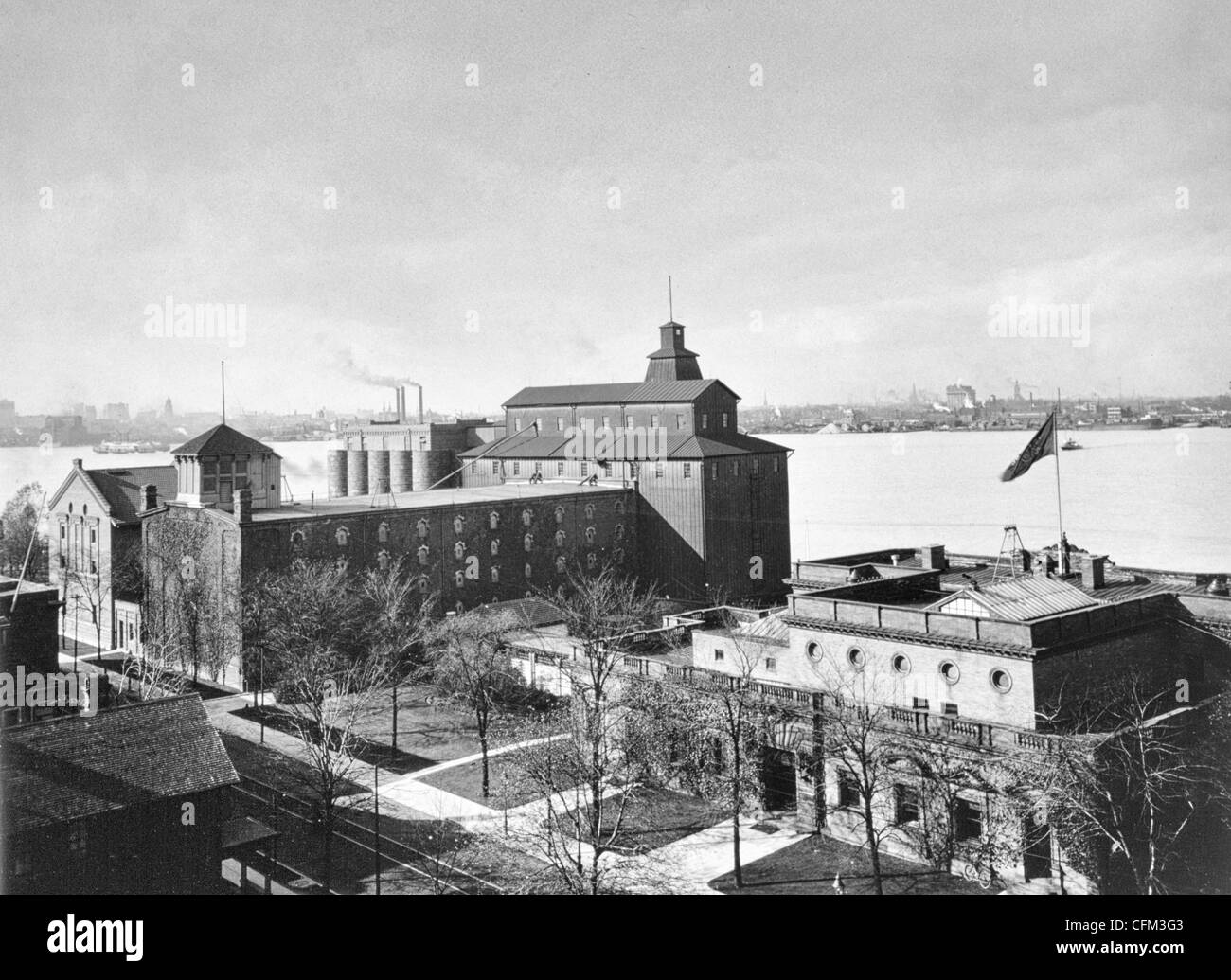 Birds eye Ansicht von Gebäuden und Gelände der H. Walker & Söhne Brennerei mit den Detroit River im Hintergrund Walkerville, Ontario, ca. 1913 Stockfoto