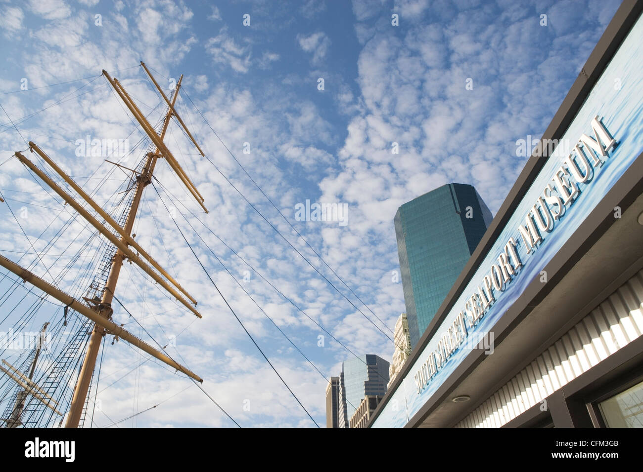 USA, New York, New York City, niedrigen Winkel Statusansicht der Mast und Fassade Seaport museum Stockfoto