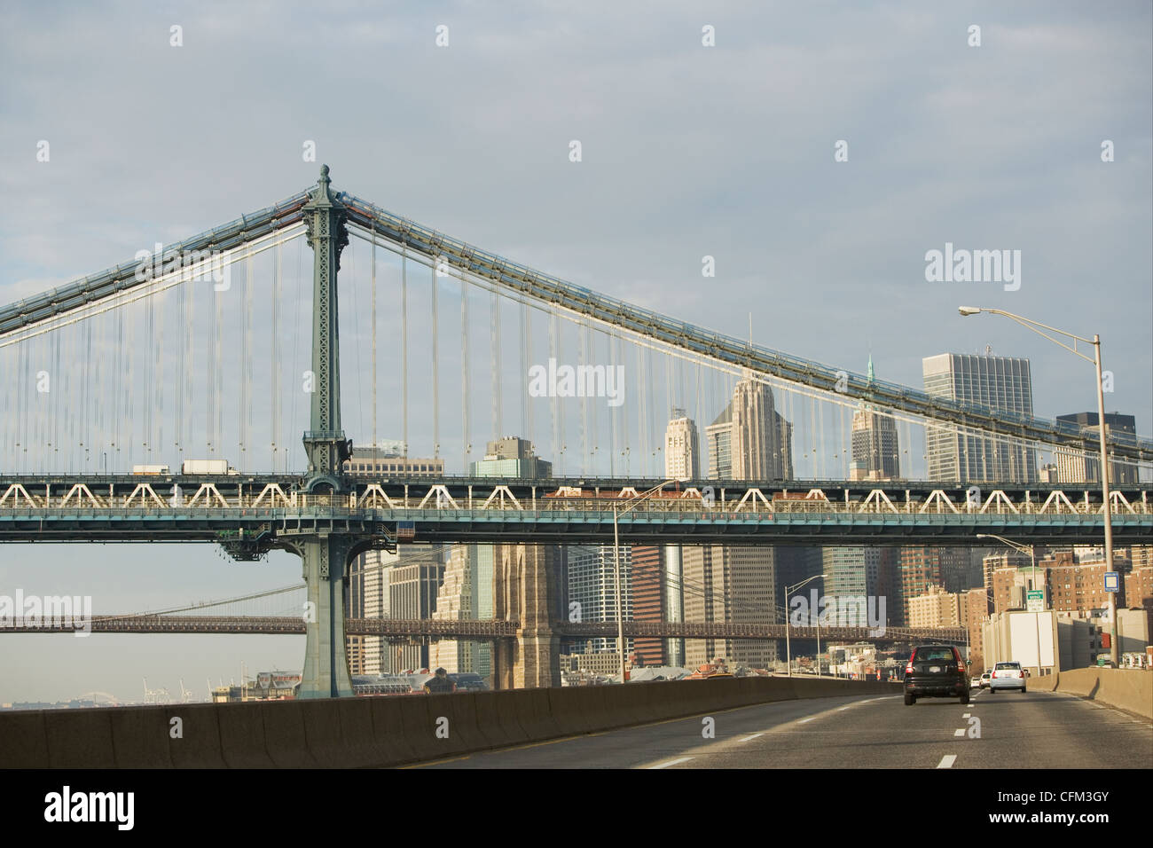 USA, New York State, New York City, Stadt Straße mit Blick auf Brücke Stockfoto