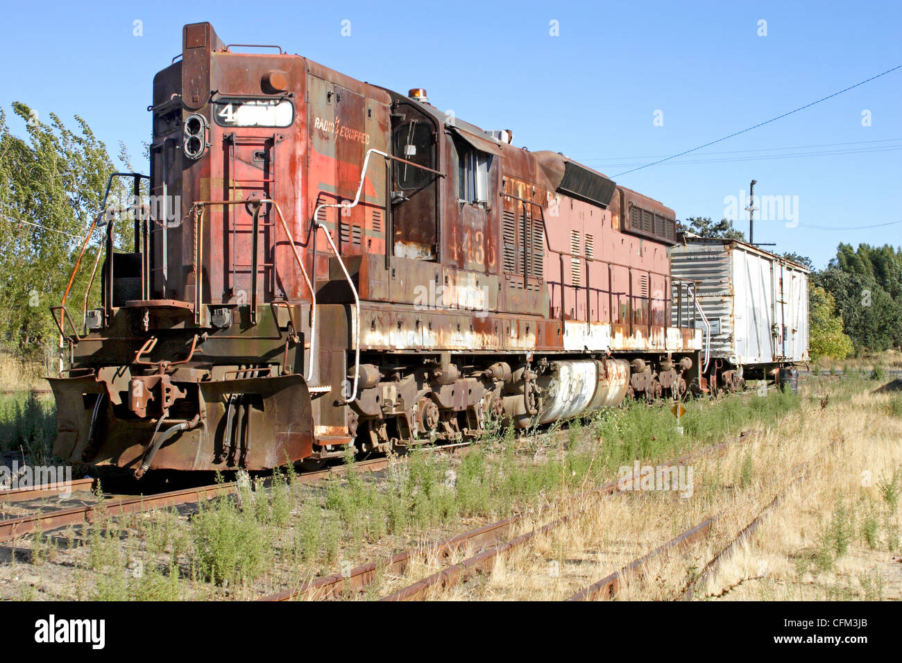 Southern Pacific EMD SD9E #4436 und einem Güterwagen untätig im nordwestlichen Pazifik Depot in der Nähe von Schellville, Kalifornien. Stockfoto