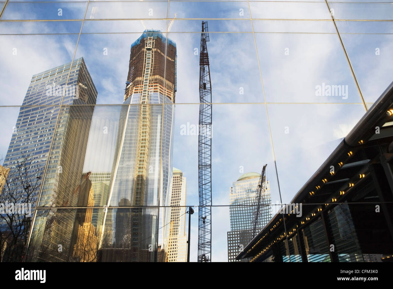 USA, New York State, New York City, niedrigen Winkel Ansicht der Reflexion im Hochhaus Gebäude Stockfoto