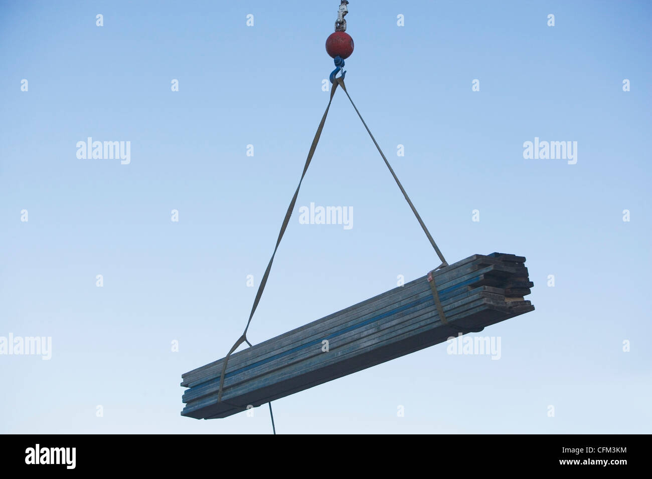 USA, Pennsylvania, Philadelphia, mitten in der Luft Blick auf Kran Haken heben Holzbohlen Stockfoto