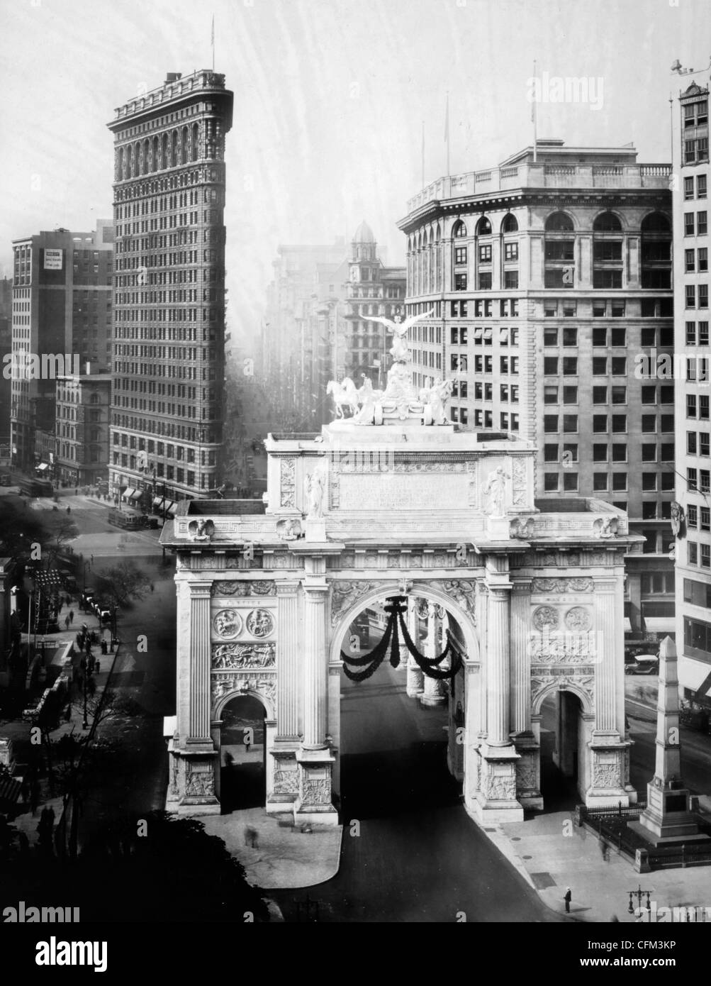 Triumphbogen und Flatiron Building in New York City, ca. 1919 Stockfoto