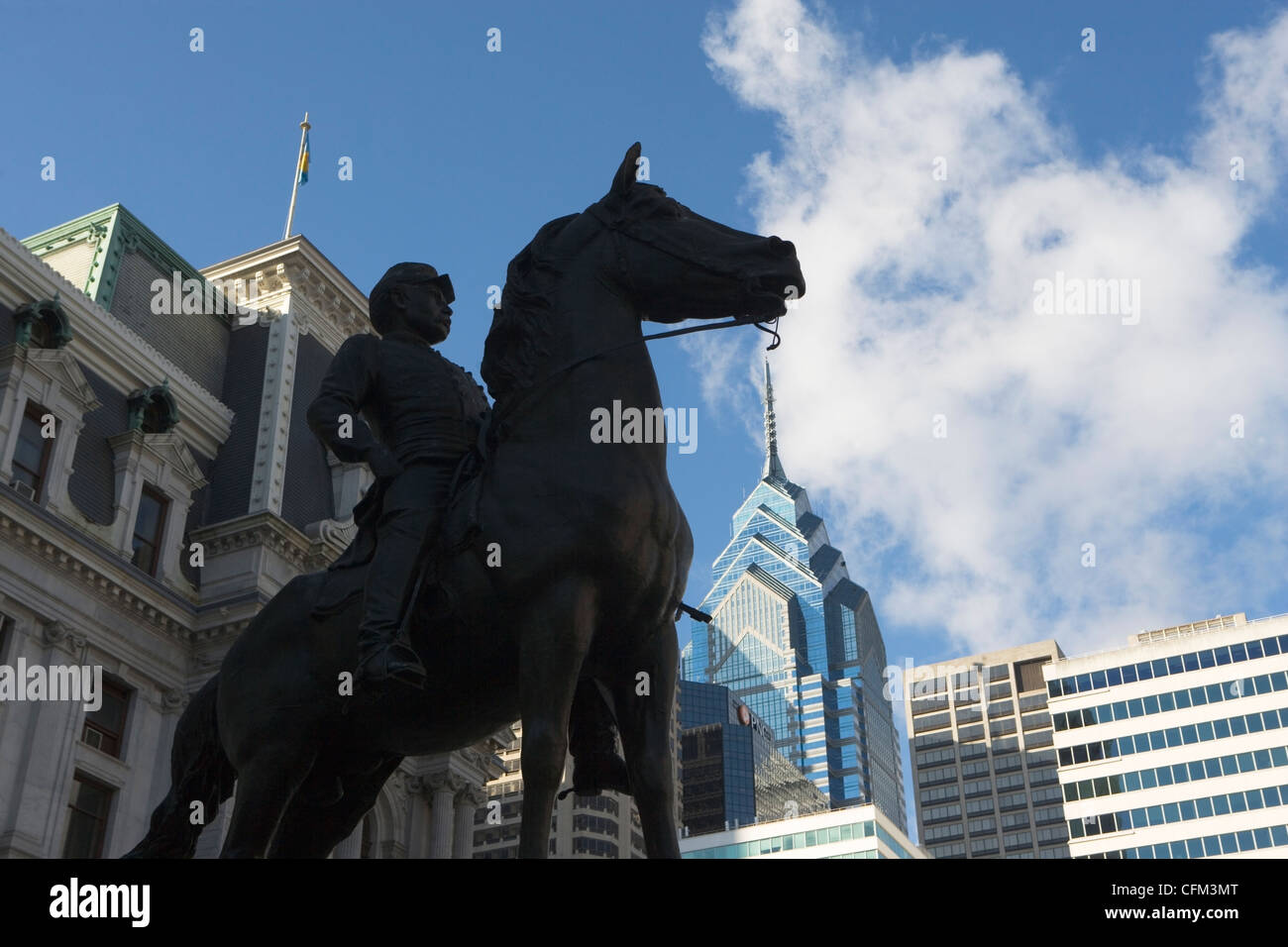 USA, Pennsylvania, Philadelphia, niedrigen Winkel Ansicht der Statue vor Wolkenkratzer Stockfoto