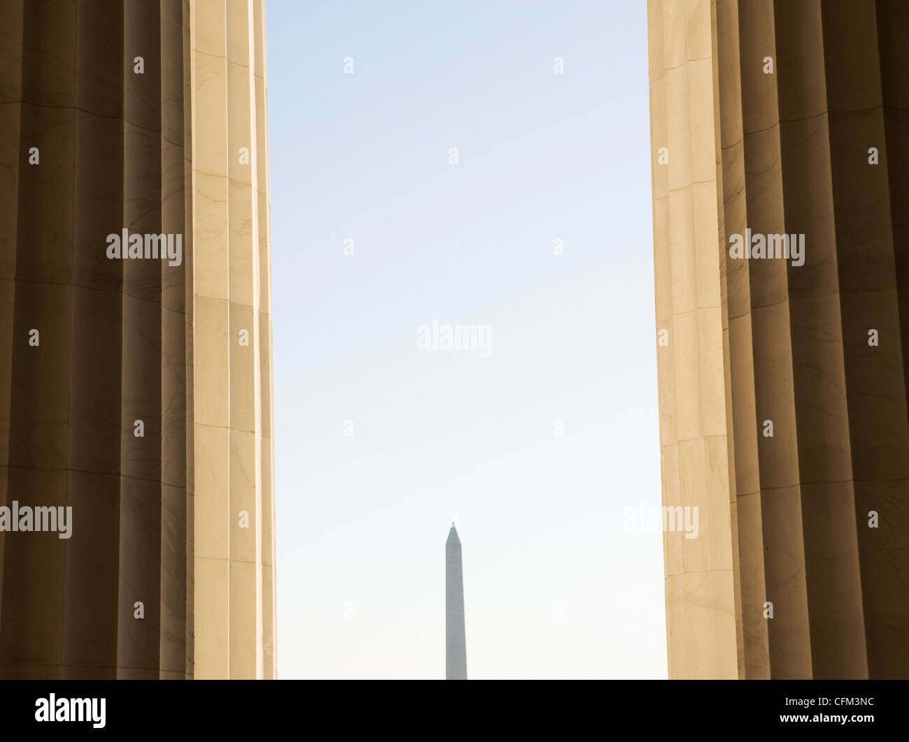 USA, Washington DC, Washington Monument zwischen Spalten Stockfoto