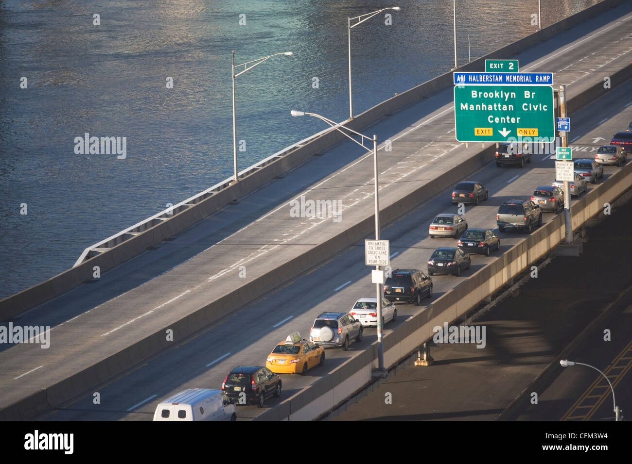 USA, New York State, New York City, Autobahn mit Autos Stockfoto