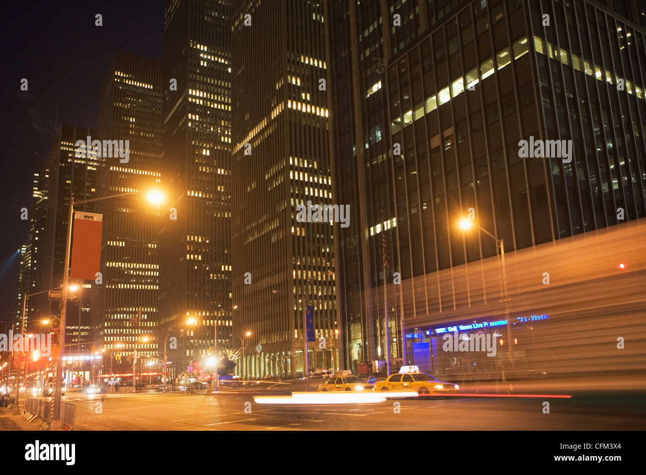 USA, New York State, New York City, 6th Avenue bei Nacht Stockfoto