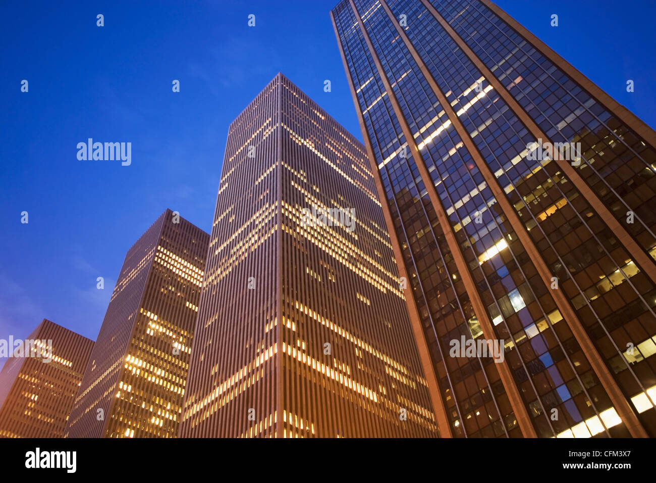 USA, New York State, New York City, 6th Avenue bei Nacht, niedrigen Winkel anzeigen Stockfoto
