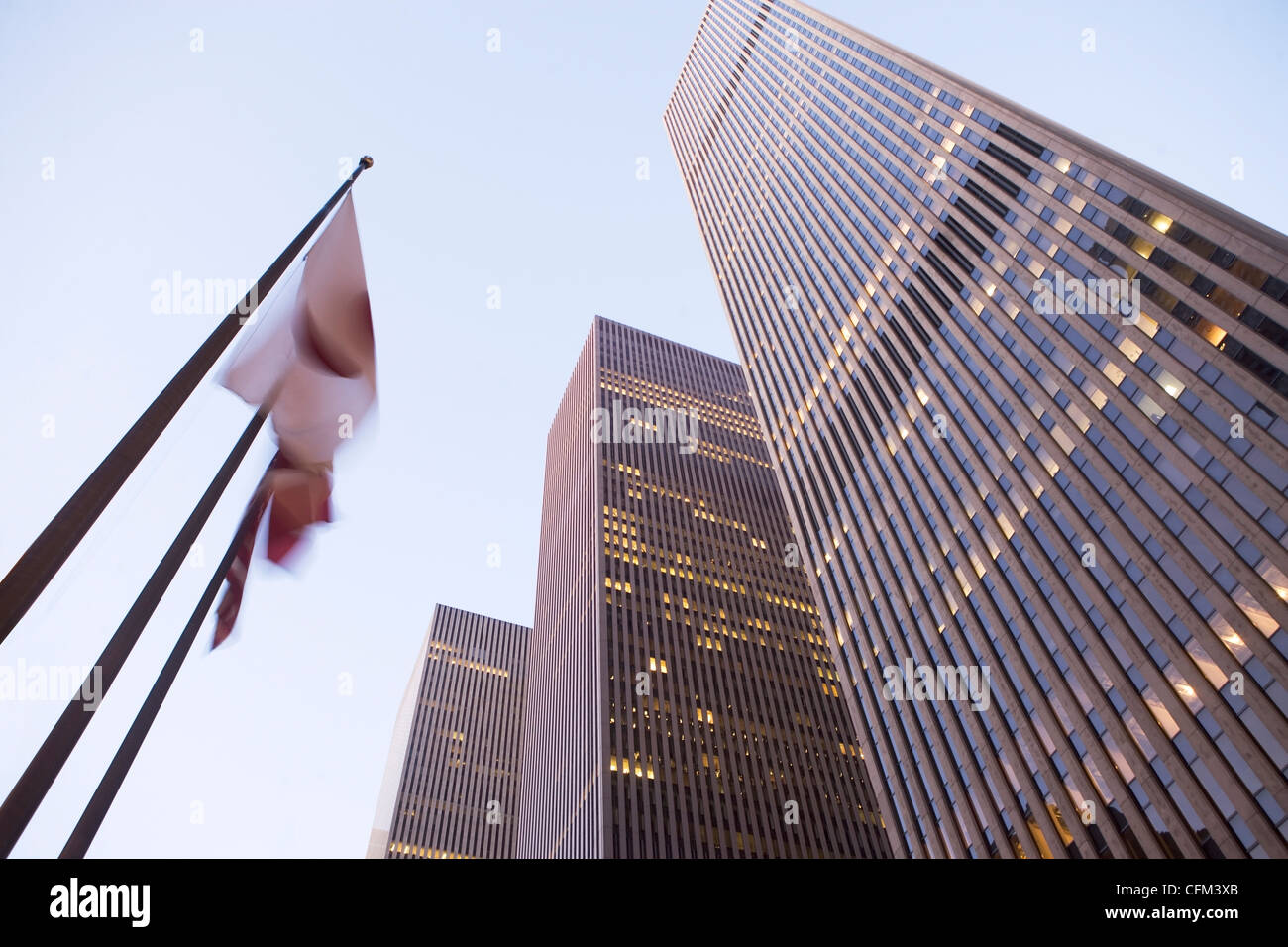 USA, New York State, New York City, 6th Avenue bei Nacht, niedrigen Winkel anzeigen Stockfoto