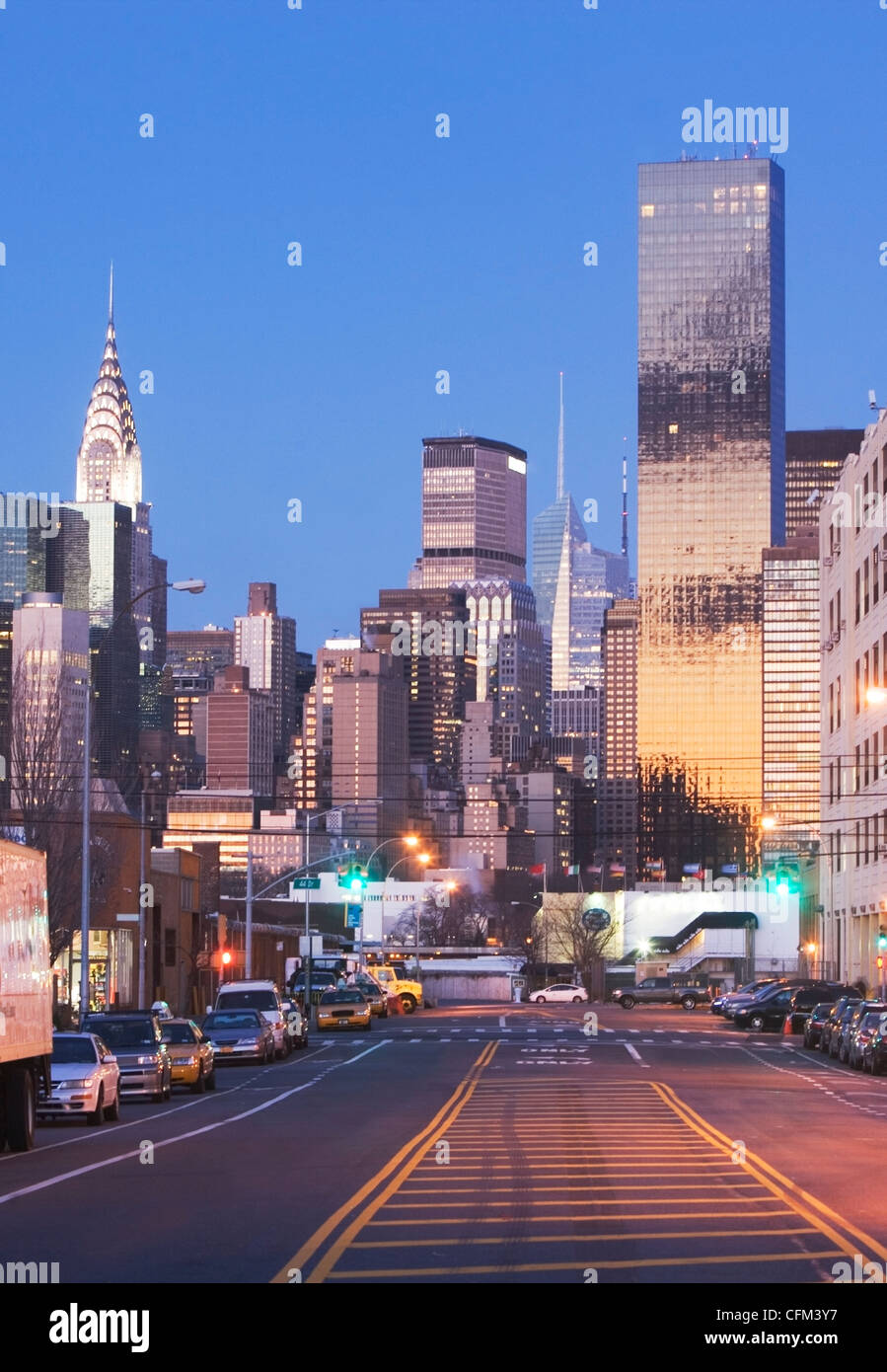 USA, New York State, New York City, Stadtstraße mit Wolkenkratzern im Hintergrund Stockfoto
