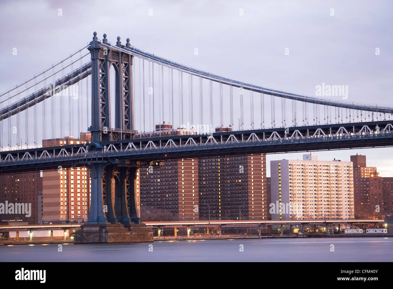 USA, New York State, New York City bridge mit Stadt im Hintergrund Stockfoto