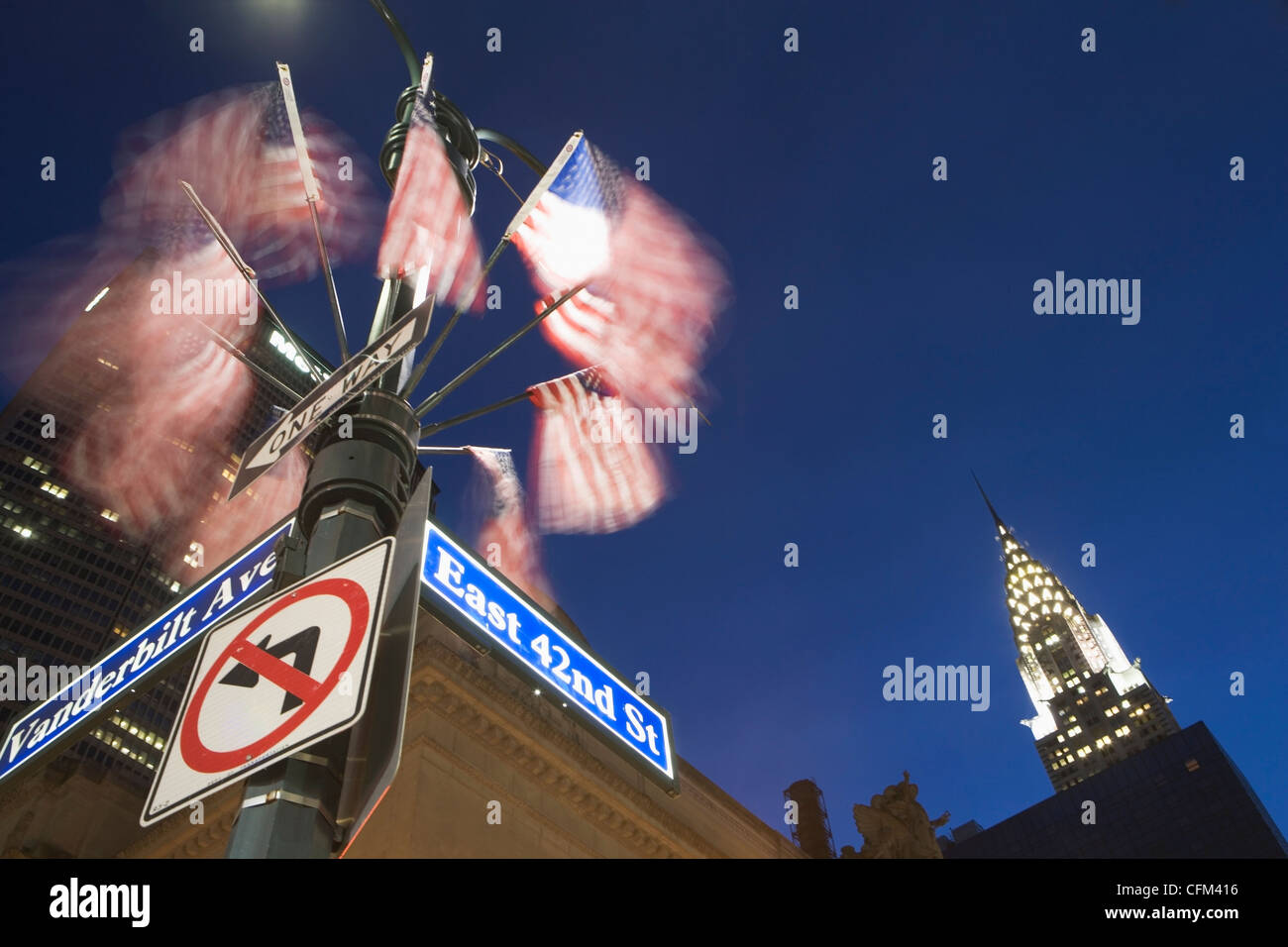 USA, New York State, New York City, niedrigen Winkel Ansicht des Chrysler Building und Straßennamen Zeichen Stockfoto