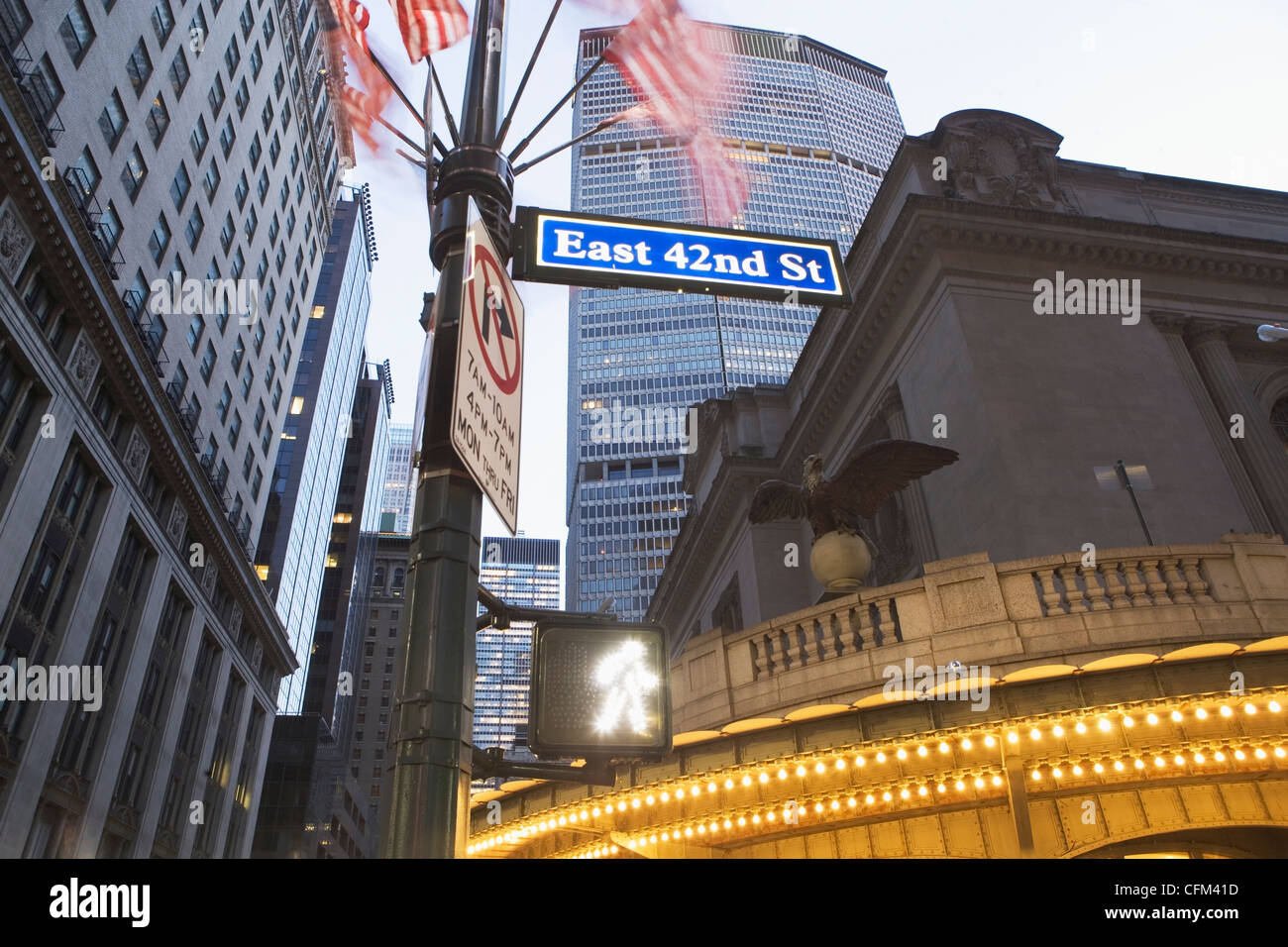 USA, New York State, New York City, niedrigen Winkel Ansicht der 42nd Street Namensschild mit Met Life Building in Ferne Stockfoto