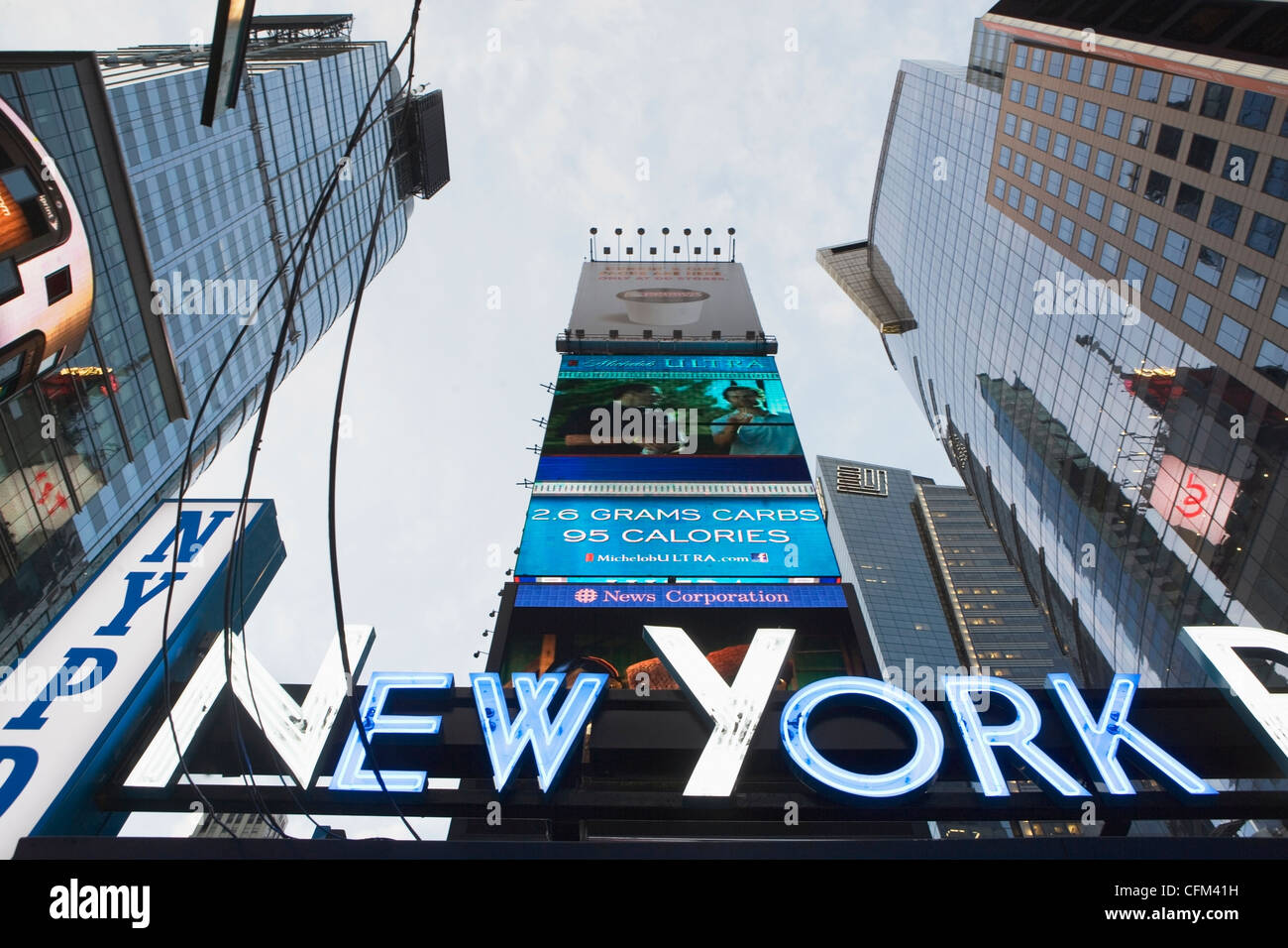 USA, New York State, New York City, niedrigen Winkel Ansicht von neon Stockfoto