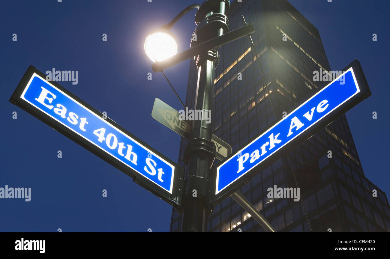 USA, New York State, New York City, niedrigen Winkel mit Blick auf Straßennamen Schriftzug Stockfoto