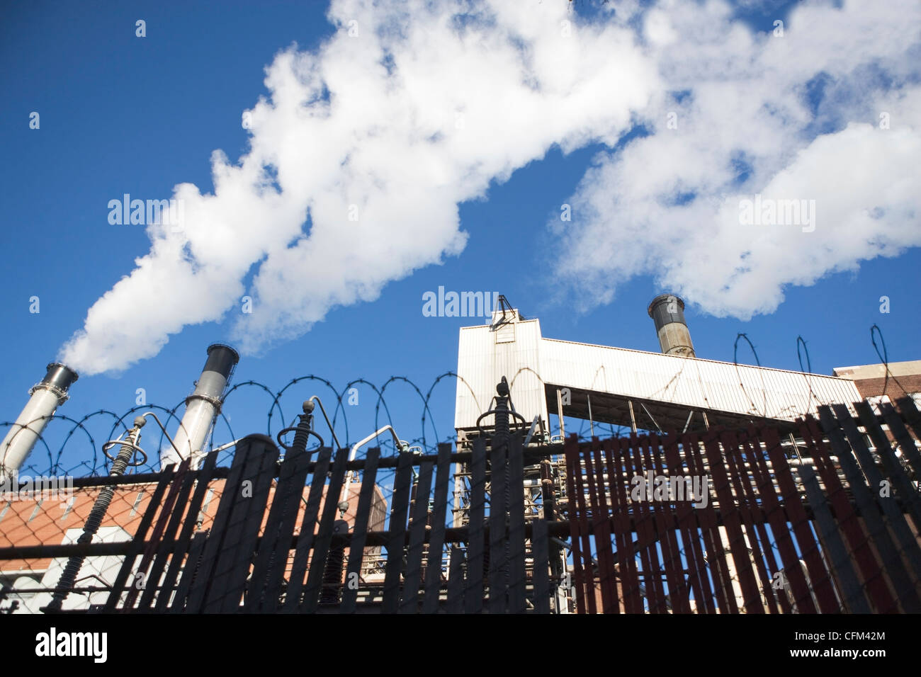 USA, New York State, New York City, niedrigen Winkel Blick auf Fabrikschlote hinter Zaun Stockfoto