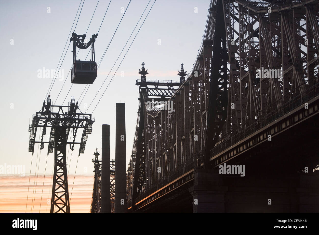USA, New York, New York City, Manhattan, Queensboro Bridge, Overhead-Seilbahn in der Abenddämmerung Stockfoto