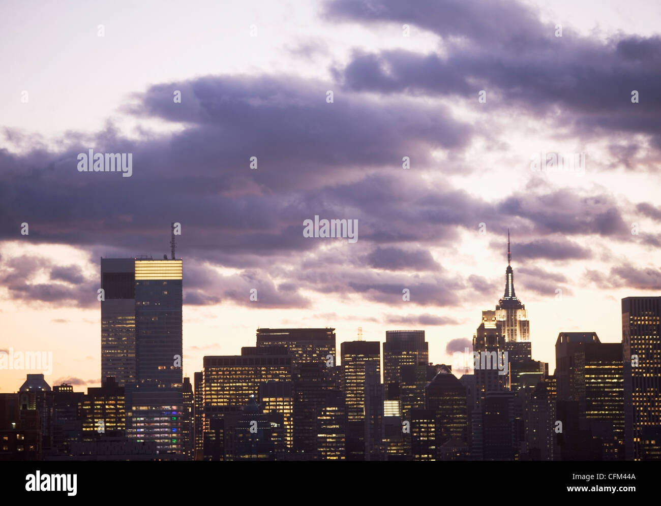 USA, New York, New York City, Manhattan, Skyline in der Abenddämmerung Stockfoto