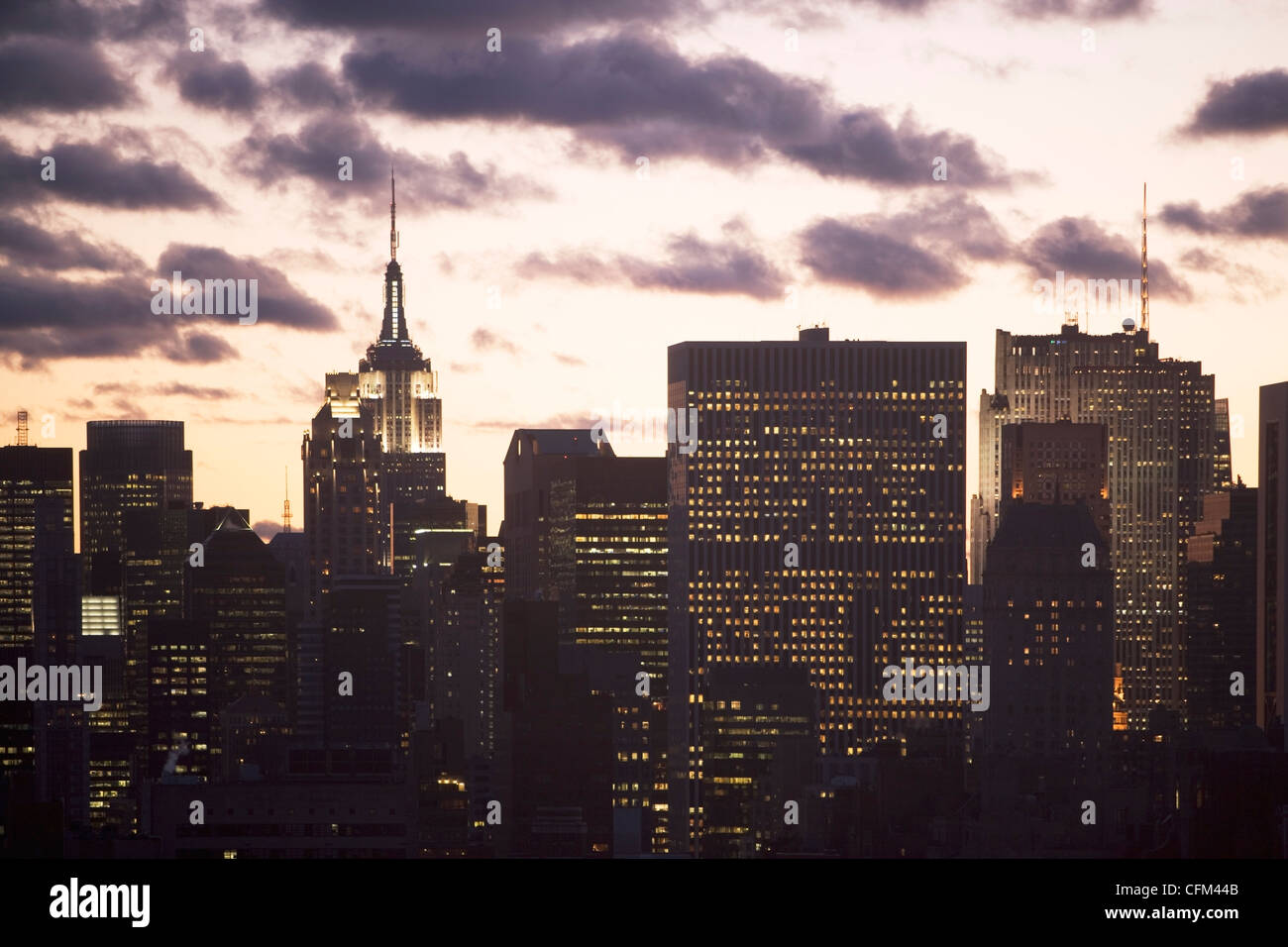 USA, New York, New York City, Manhattan, Skyline in der Abenddämmerung Stockfoto