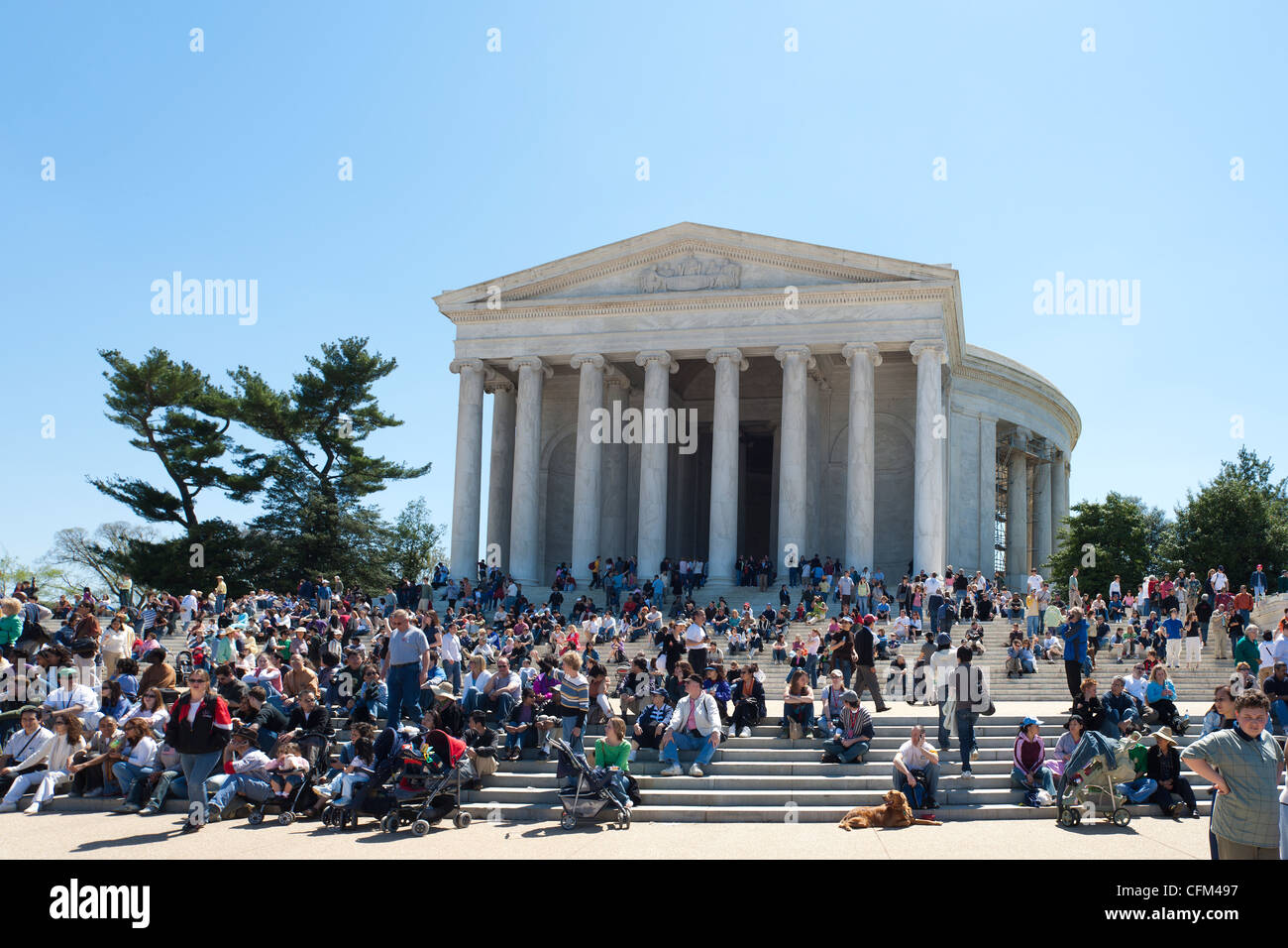 Massen von Menschen sitzen auf den Stufen der Thomas Jefferson Memorial eine Aufführung. Washington Cherry Festival Stockfoto