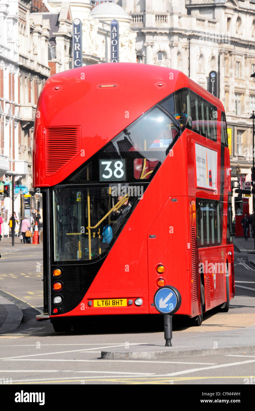 Rückansicht Treppenhaus Double Decker red London Bus verschiedentlich als neuen Routemaster oder Boris bus Shaftesbury Avenue West End London England UK bezeichnet Stockfoto