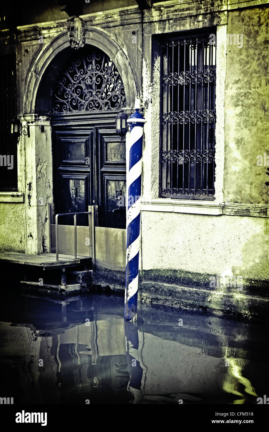 Wassereingang zu einem alten venezianischen Haus in Venedig, Italien Stockfoto