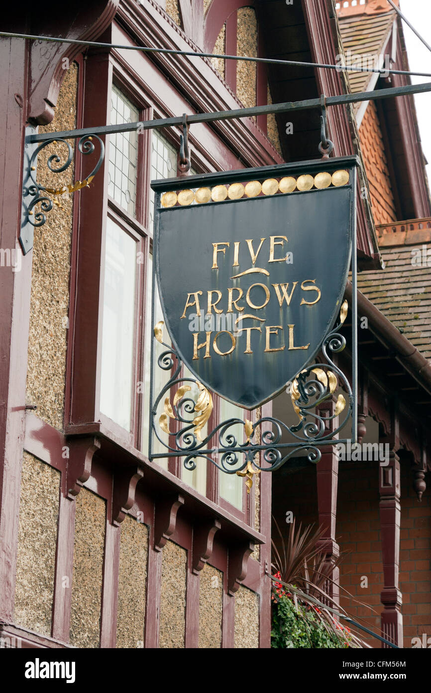 Hängenden Pub Schild an die fünf Pfeile Hotel Waddesdon Bucks UK Stockfoto