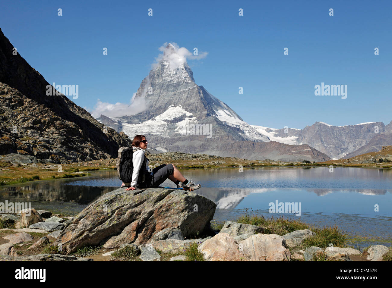 Wanderer am Riffelsee mit Matterhorn hinter Zermatt, Valais, Schweizer Alpen, Schweiz, Europa Stockfoto