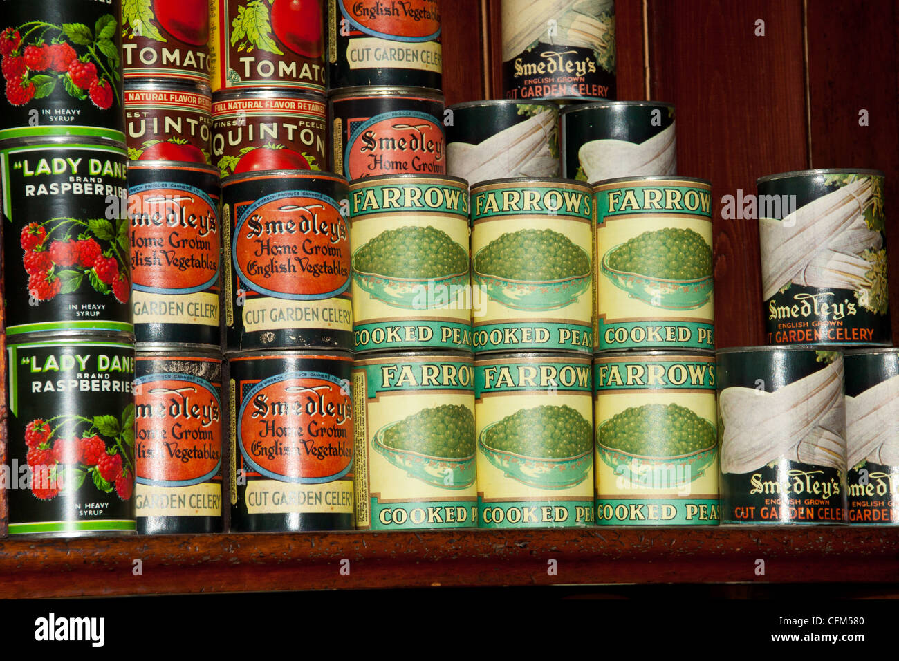 Konserven und Produkte aus einer vergangenen Ära, alt altmodisch Stil allgemeine Lebensmittelgeschäfte und -Versorgungsmaterial-Speicher aus den frühen 1930er Jahren. Stockfoto