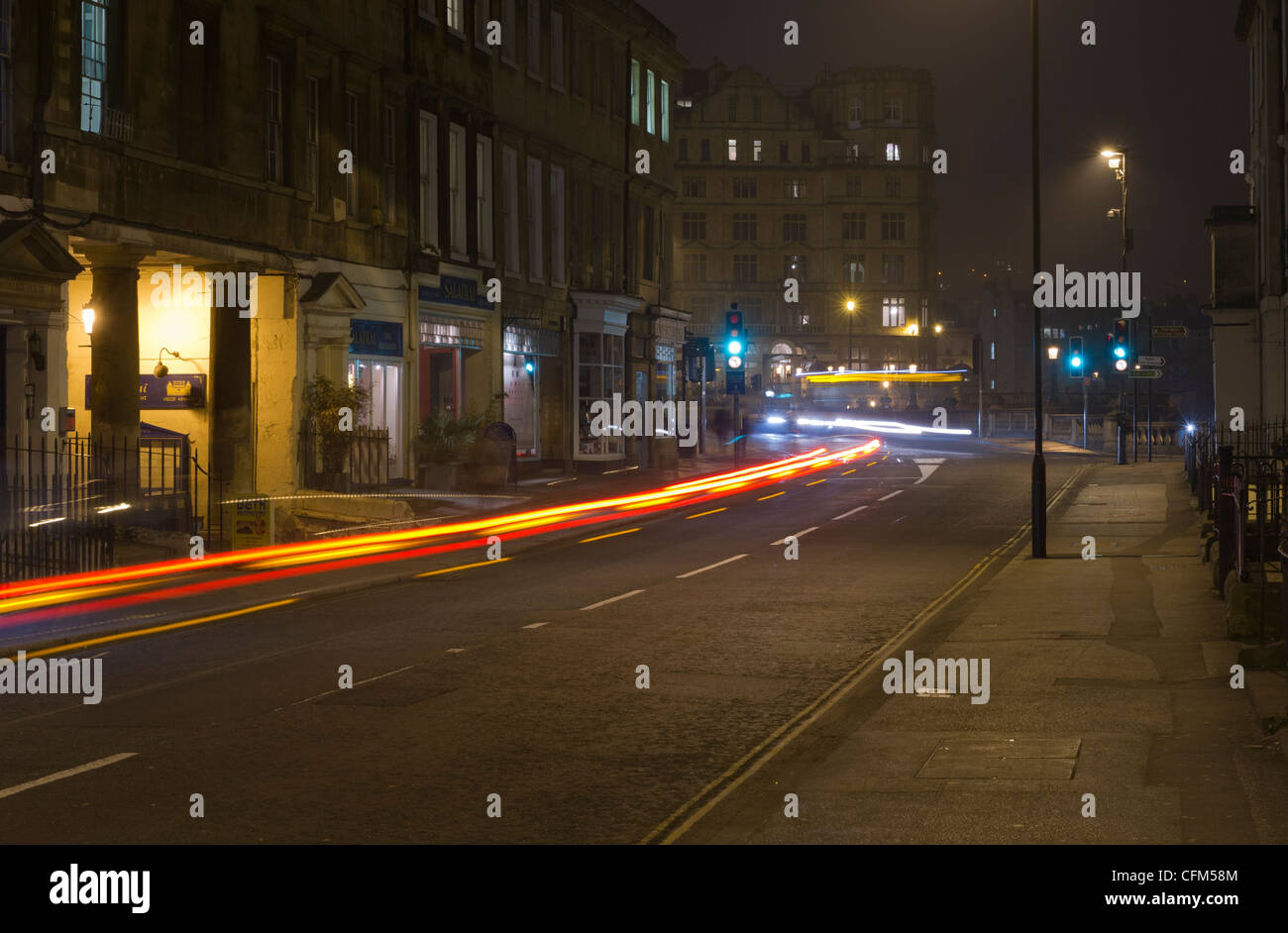 Ein nach dunklen Bild Manvers Straße Bad beleuchtet von Straße und Shopbeleuchtung mit Verkehr Trails. Stockfoto
