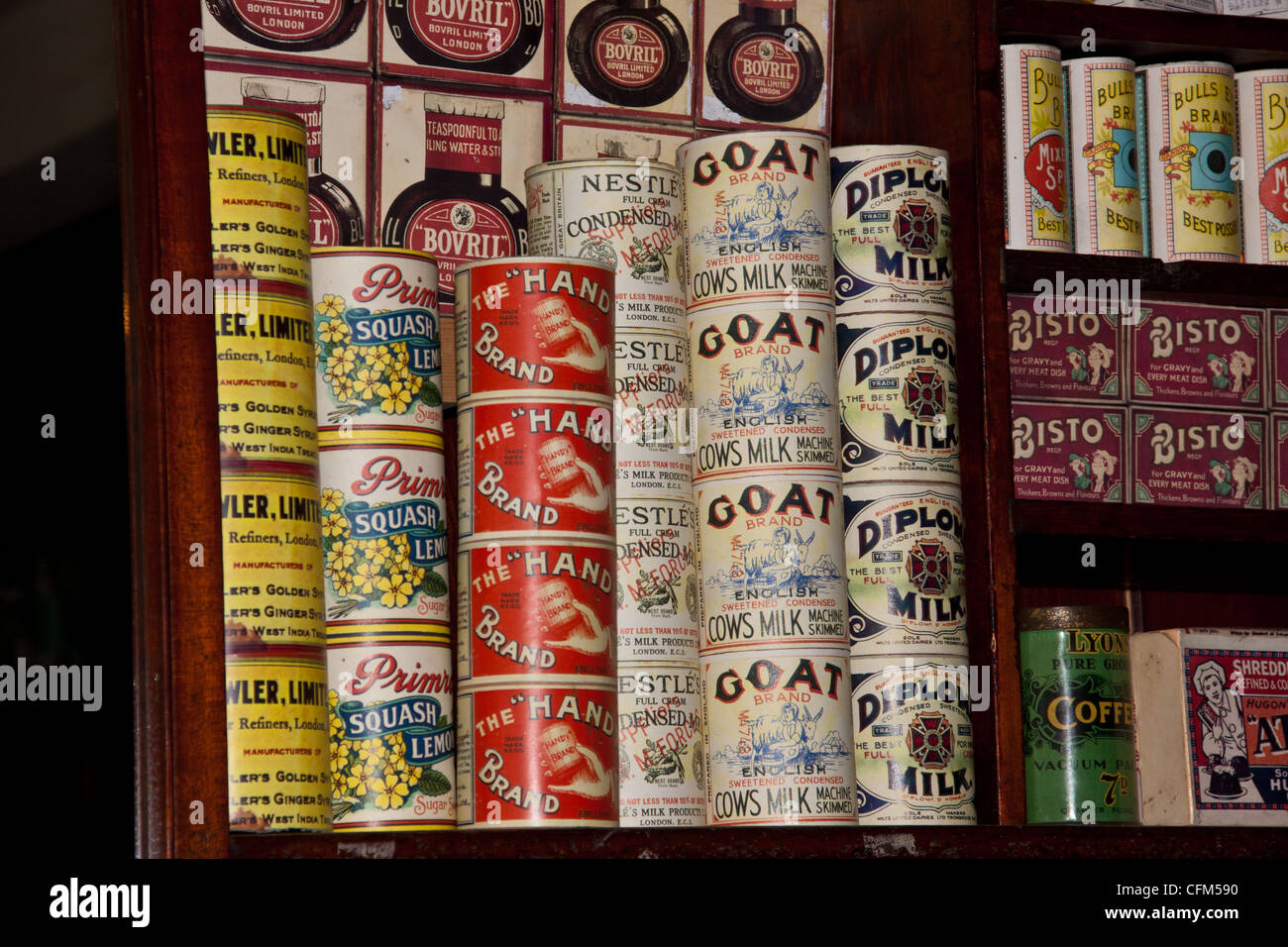 Konserven und Produkte aus einer vergangenen Ära, alt altmodisch Stil allgemeine Lebensmittelgeschäfte und -Versorgungsmaterial-Speicher aus den frühen 1930er Jahren. Stockfoto