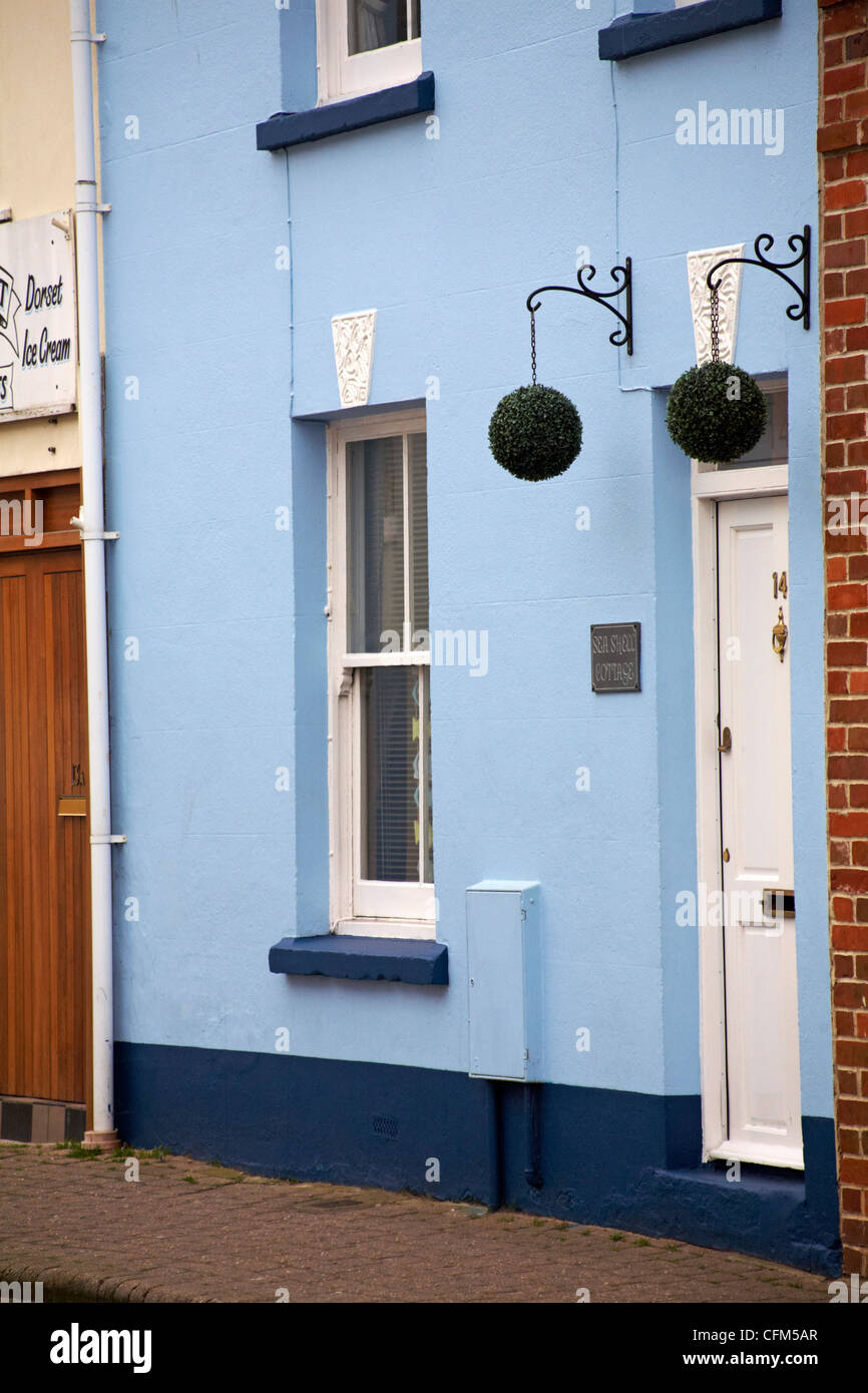 hängende Formschnitt Kugeln am Sea Shell Cottage in Weymouth im März Stockfoto