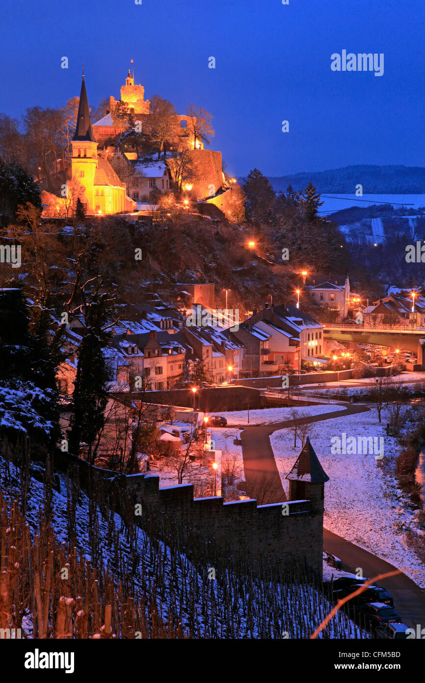 Od-Stadt mit Burg im Winter, Saarburg, Saar-Tal, Rheinland-Pfalz, Deutschland, Europa Stockfoto