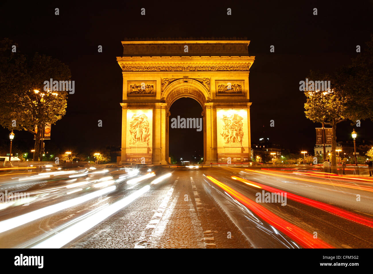 Arc de Triomphe und Champs Elysees bei Nacht, Paris, Frankreich, Europa Stockfoto